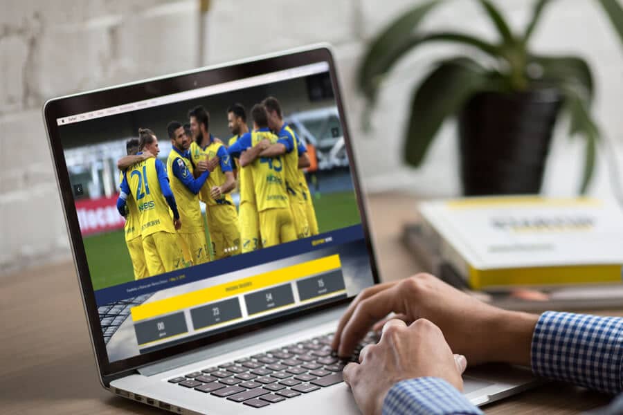 A man browsing the website homepage on a laptop.